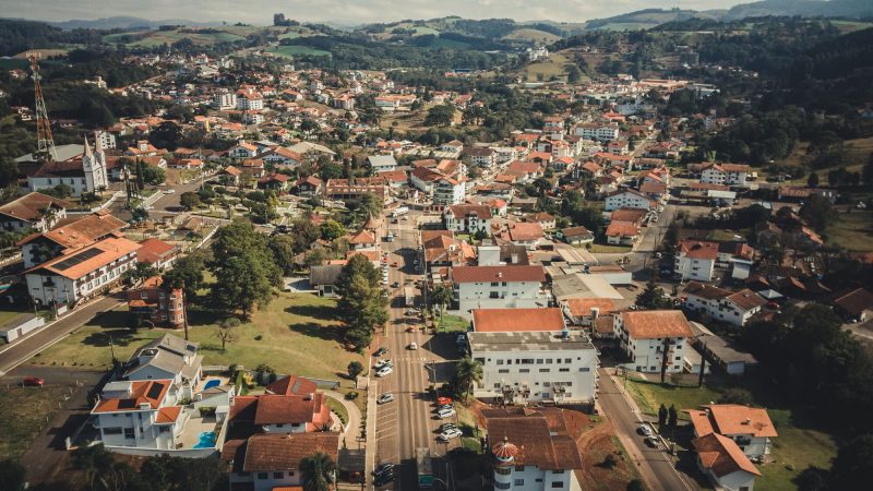 Um casal foi encontrado morto em casa nesta segunda-feira (1°). 