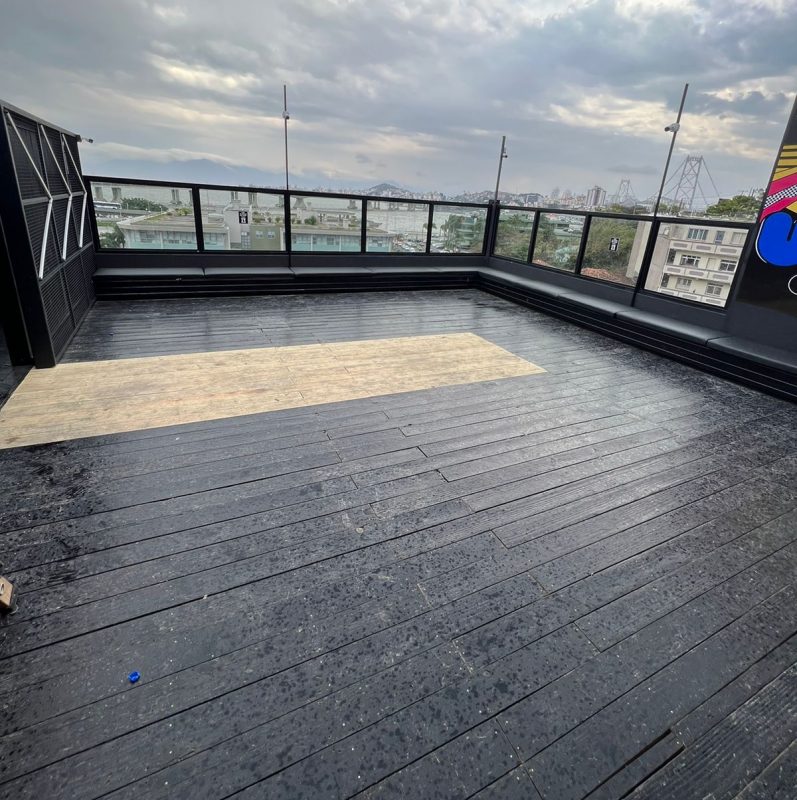 Deck de madeira que cedeu na madrugada de sábado já foi reformado pela casa noturna - Foto: UNDR Porão/Divulgação/ND