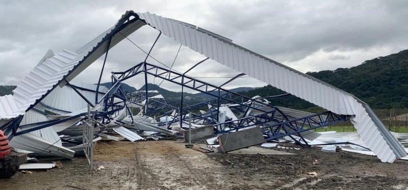 Temporal deixa telhado irreconhec&iacute;vel&nbsp; – Foto: DCSC/Divulga&ccedil;&atilde;o/ND