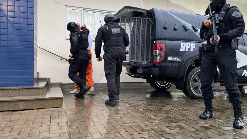 O acusado pela chacina chegou ao f&oacute;rum de Pinhalzinho por volta das 8h. – Foto: Val&eacute;ria Cenci/NDMais