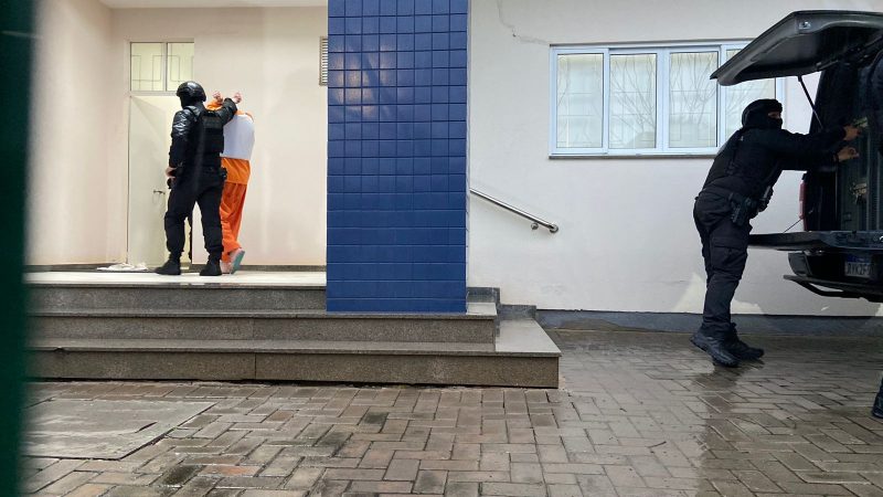 Acusado pela chacina chegou ao F&oacute;rum no in&iacute;cio da manh&atilde; da quarta-feira (8). – Foto: Val&eacute;ria Cenci/NDMais