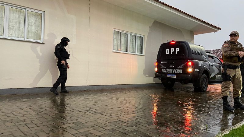 O julgamento do massacre em Saudades ocorre em Pinhalzinho. 