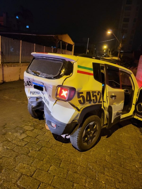 Motorista que colidiu contra viatura da polícia durante racha é