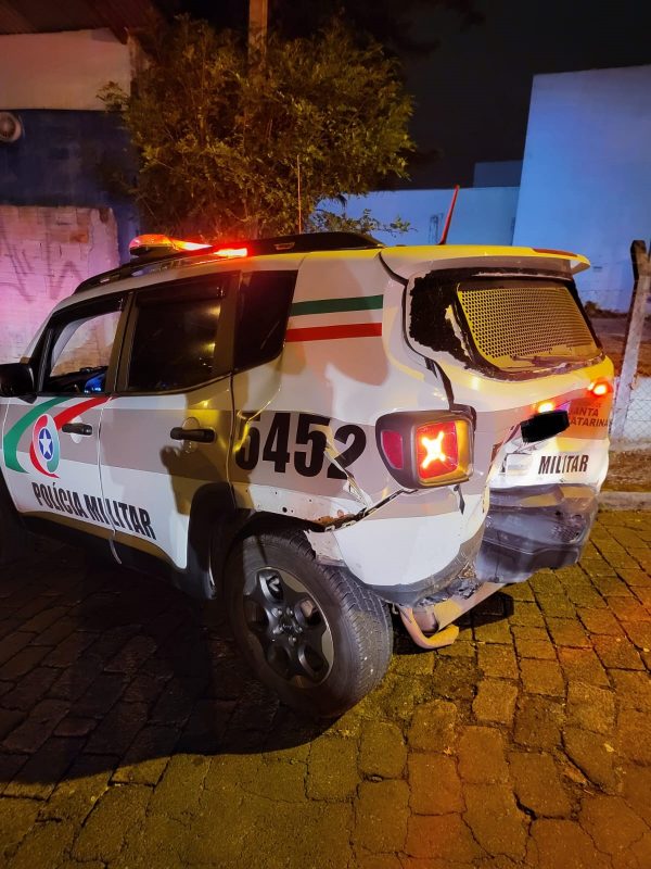 Viatura da pol&iacute;cia &eacute; atingida por carro que disputava racha em Blumenau – Foto: Pol&iacute;cia Militar/Reprodu&ccedil;&atilde;o ND