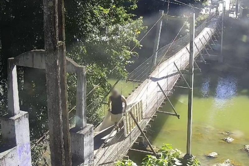 Partes de m&oacute;veis foram jogados no rio Itapocu – Foto: PM/Prefeitura de Jaragu&aacute; do Sul/Divulga&ccedil;&atilde;o