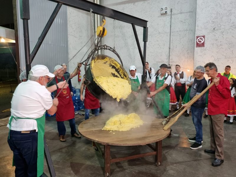 Tombo da polenta &eacute; uma das atra&ccedil;&otilde;es da 15&ordf; VinVeneto, em Joinville – Foto: NDTV