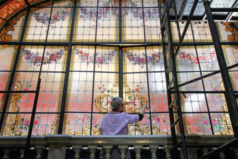 Vitral passa por restaura&ccedil;&atilde;o no Pal&aacute;cio Cruz e Sousa – Foto: LEO MUNHOZ/ND