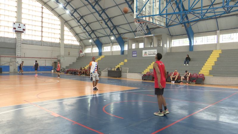 Pai e filho dividem a quadra de basquete – Foto: Adriano Mendes/NDTV