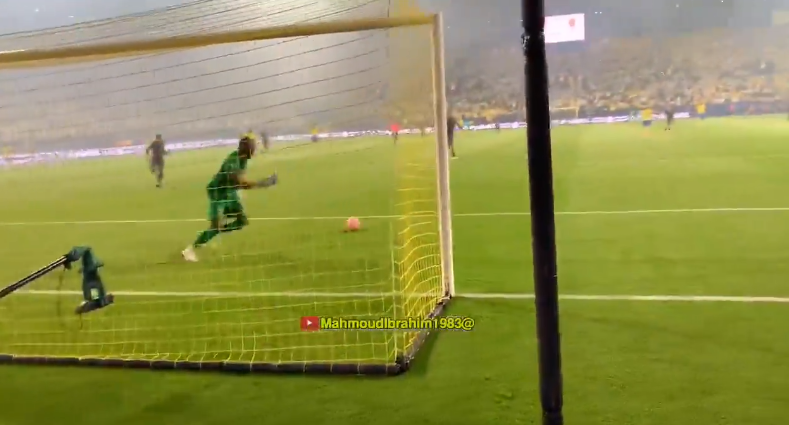 Goleiro do time de CR7 vira de costas e torcedor evita o gol 