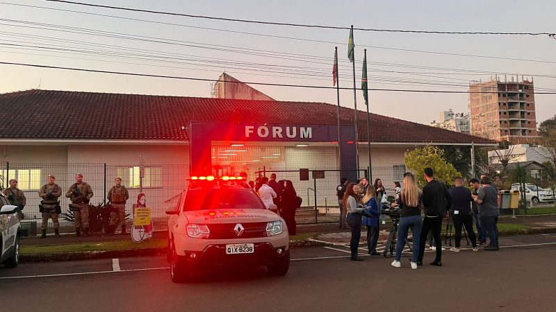 Movimenta&ccedil;&atilde;o na frente do F&oacute;rum da Comarca de Pinhalzinho. – Foto: Willian Ricardo/NDMais