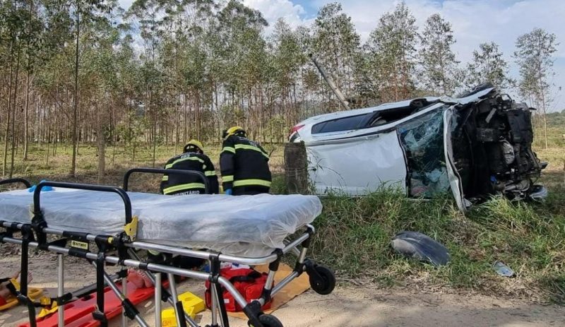 Veículo ficou destruído após capotamento; pessoas da comunidade retiraram as vítimas do automóvel após acidente nesta segunda-feira (7) - Foto: Corpo de Bombeiros Militar/Divulgação/ND