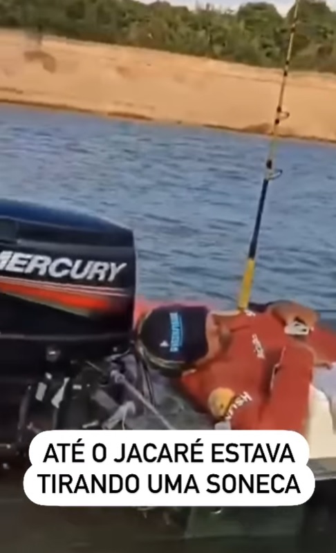 pescadores dormindo no barco