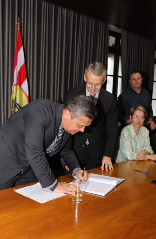 Almir Vieira assume prefeitura em Blumenau