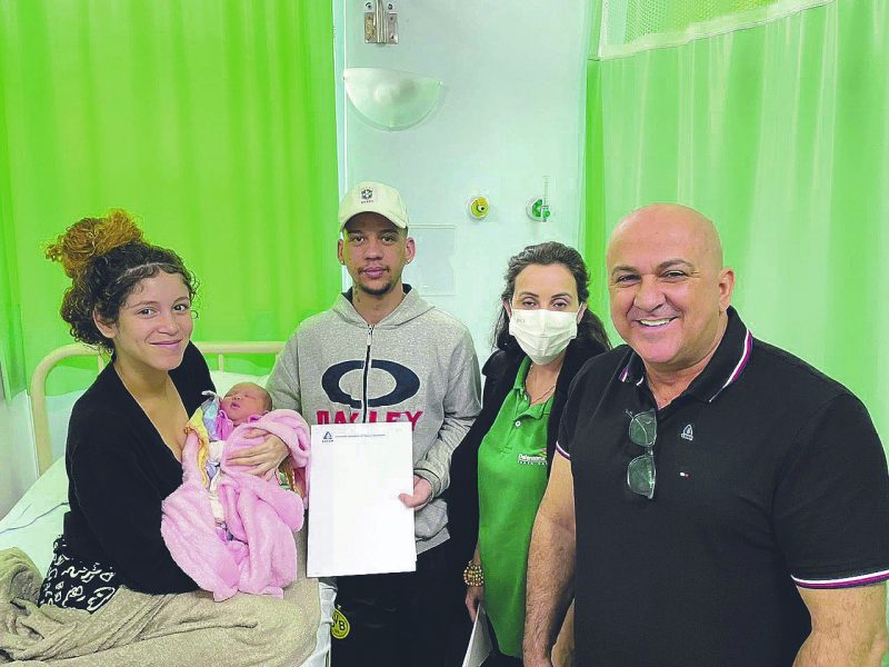 Menina recém-nascida é a primeira a receber indenização da Casan. - Foto: Casan/Divulgação/ND