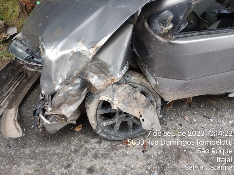 Carro acertou &aacute;rvore em Itaja&iacute; – Foto: Reprodu&ccedil;&atilde;o/Itaja&iacute; Tr&acirc;nsito
