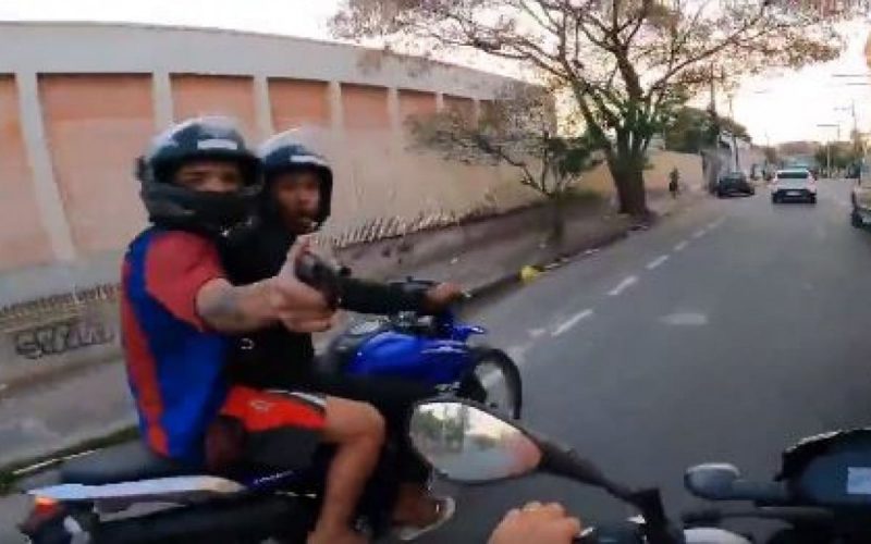 Motociclista &eacute; assaltado por criminosos armados na Zona Norte do Rio de Janeiro – Foto: Reprodu&ccedil;&atilde;o/ND