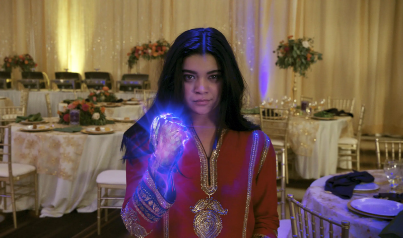 Na série, a protagonista enfrenta o desafio de conciliar a vida de super heroína com o fato de ser apenas uma adolescente de 16 anos que ainda frequenta a escola