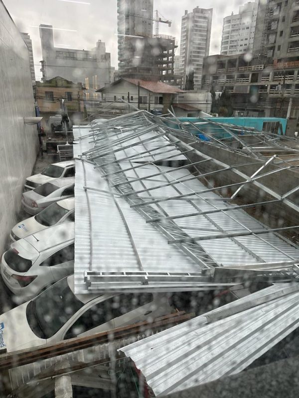 Carros ficaram denificados – Foto: Reprodu&ccedil;&atilde;o/Internet