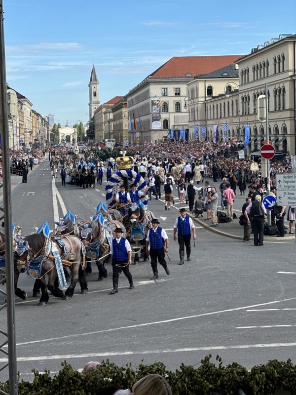 Prefeito de Blumenau e secretário de Turismo participaram da cerimônia de sangria do primeiro barril e do desfile oficial da Oktoberfest de Munique, na Alemanha
