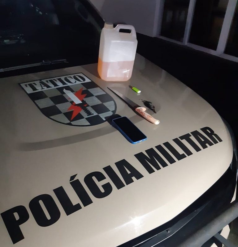 Homem é preso em posse de uma faca e com galão de gasolina e isqueiro após ameaçar atear fogo em residência