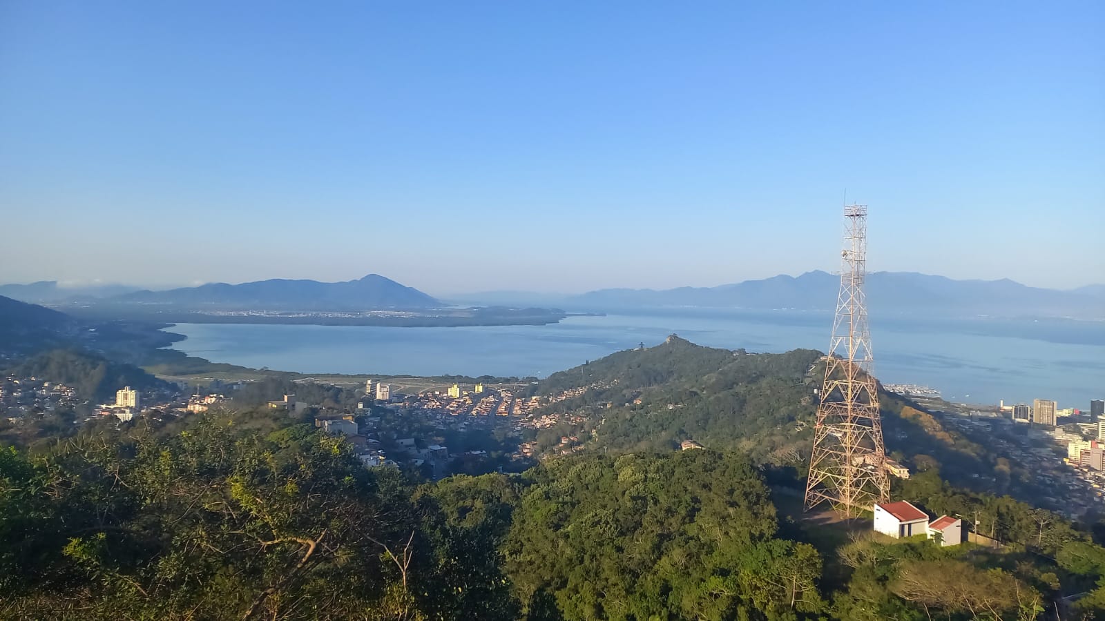 Na imagem aparece Florianópolis com tempo firme e poucas nuvens antes da passagem de frente fria pelo Estado.