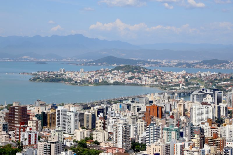 foto panorâmica de Florianópolis, que mostra parte da ilha, beira-mar e prédios, Viver de aluguel na Capital custa, em média, R$ 53,12 por metro quadrado