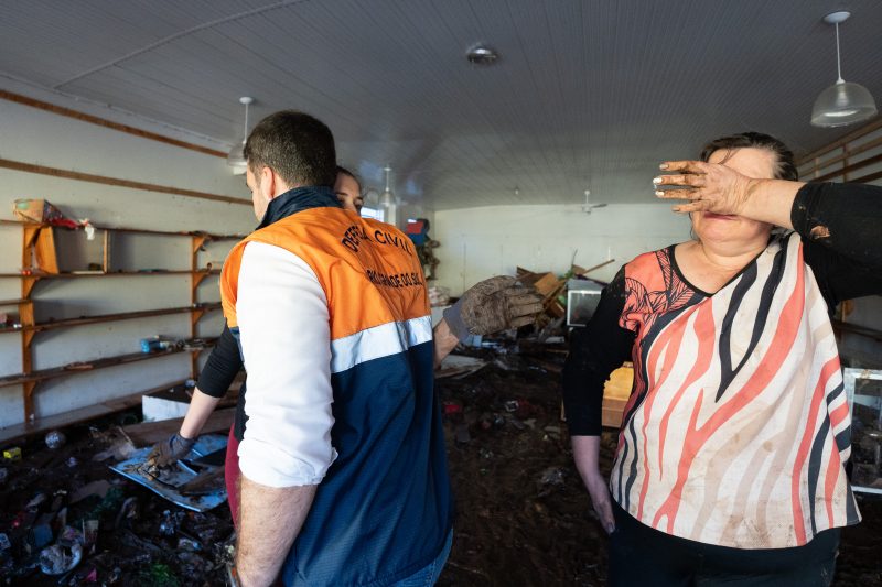 Fam&iacute;lias tentam reconstruir o que a chuva levou – Foto: Governo do RS/ND