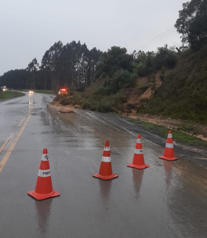 A chuva também causou queda de barreira na SC-114, entre Otacílio Costa e Lages, na Serra catarinense, &#8211; Foto: PMRv/Divulgação/ND