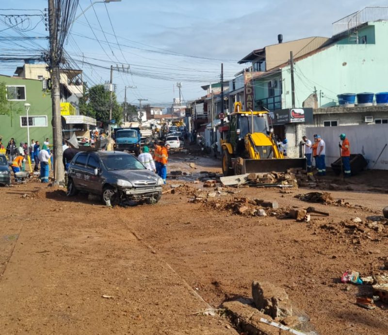 O rompimento da estrutura causou muitos danos na rua Luiz Carlos Prestes. – Foto: Ana Schoeller/Divulga&ccedil;&atilde;o/ND