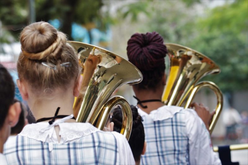 bandas e fanfarras também participam dos desfiles da Oktoberfest Blumenau 