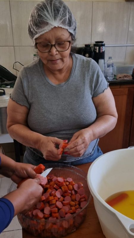Claudete Carvalho Delfino, de 67 anos, ajudou na prepara&ccedil;&atilde;o do almo&ccedil;o – Foto: Ana Schoeller/ND