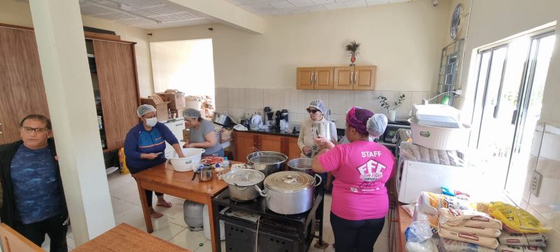 Voluntários preparam comida em Monte Cristo