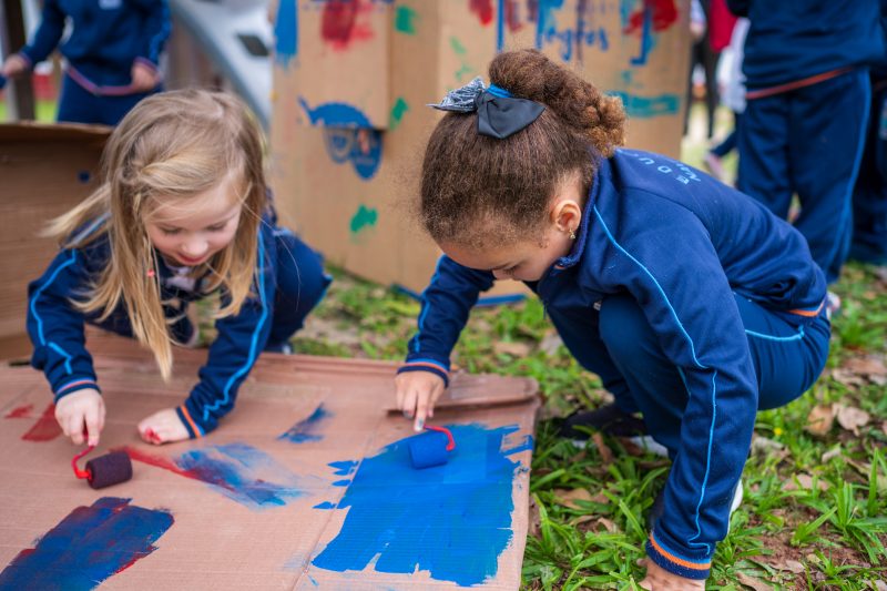 Transformar caixas de papelão em brinquedos é uma maneira de estimular a criatividade