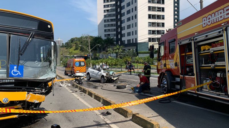 Condutora do ve&iacute;culo foi encaminhada ao hospital em estado grave – Foto: Almir Rodrigues/ND