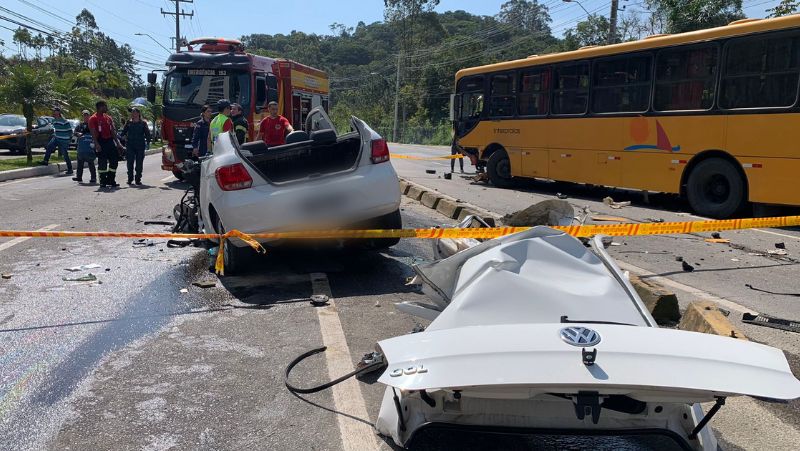 Carro colidiu contra &ocirc;nibus na Osvaldo Reis – Foto: Almir Rodrigues/ND