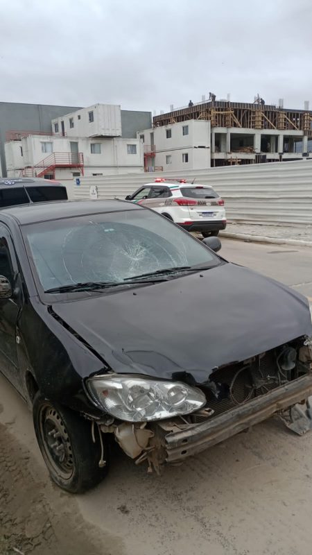 Acidente acabou deixando piloto ferido, com fratura exposta 