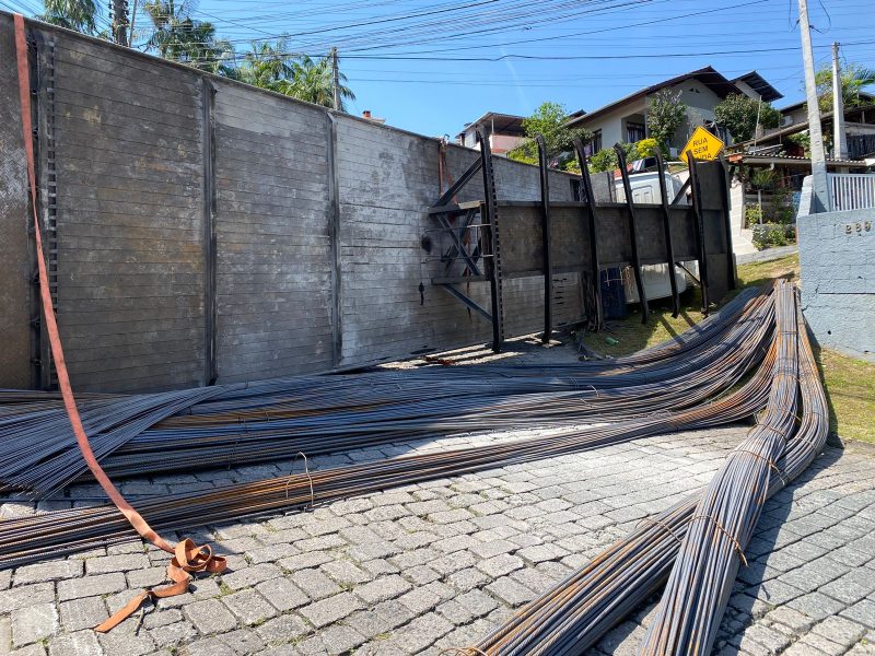 Acidente com a carreta ocorreu na manh&atilde; desta segunda-feira (18), no bairro &Aacute;gua Verde, em Blumenau – Foto: Mois&eacute;s Stuker/NDTV