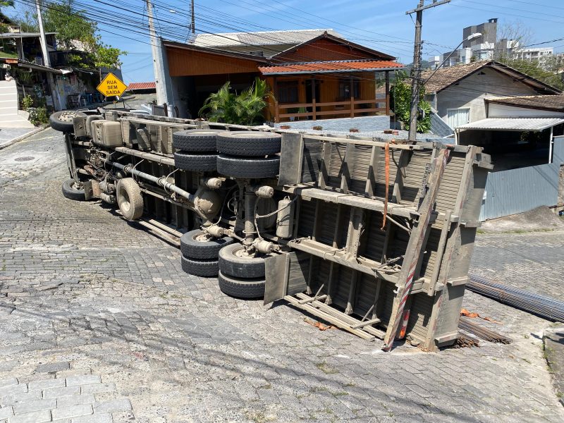 Trânsito é liberado após caminhão tombar em Blumenau