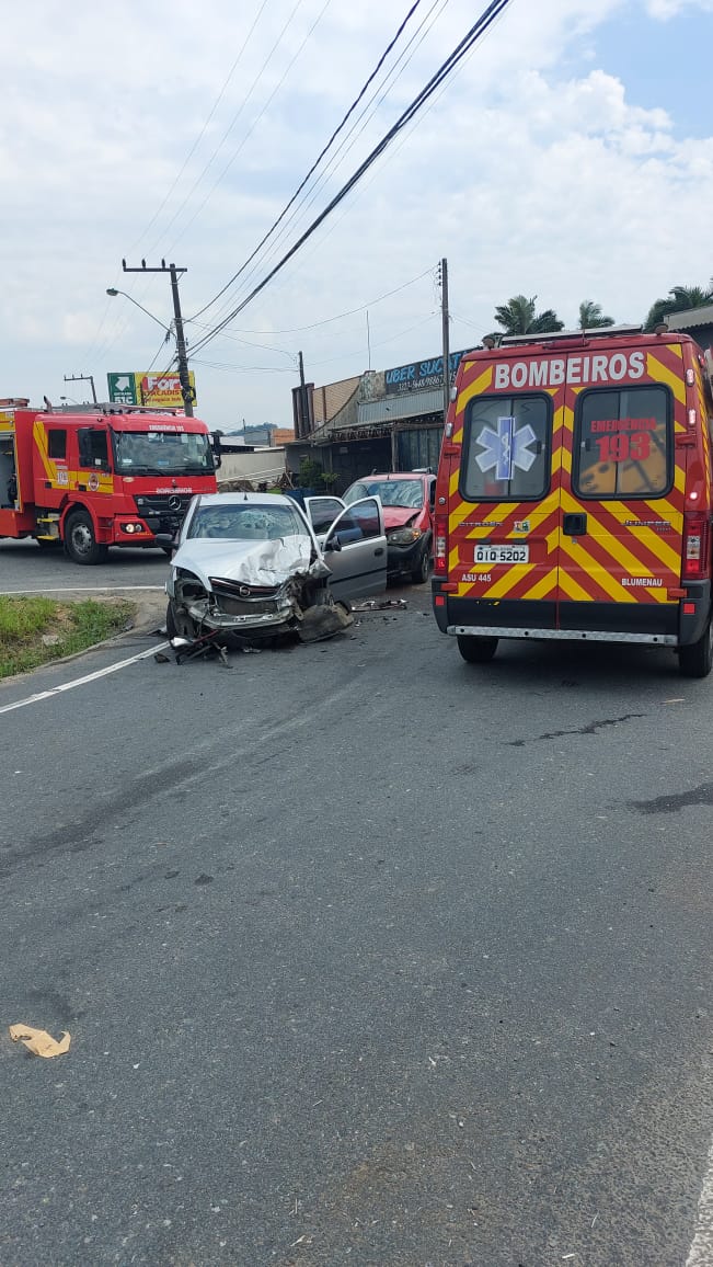 Colisão Entre Dois Carros Termina Com Quatro Pessoas Feridas Em Blumenau