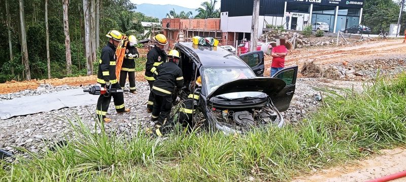 Acidente entre dois carros termina com vítima morta em Indaial 