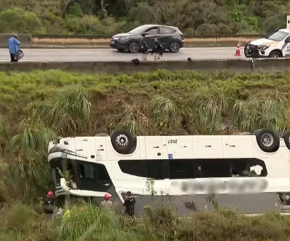 Uma pessoa morreu no acidente com ônibus 