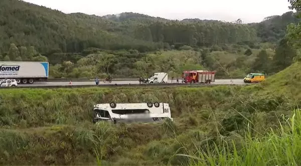 Ônibus virou com 54 passageiros à bordo 