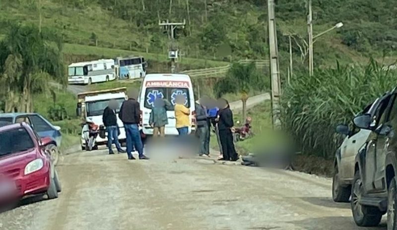 Acidente foi registrado na manhã desta quinta-feira (14) e deixou o motociclista de 23 anos com ferimentos graves 