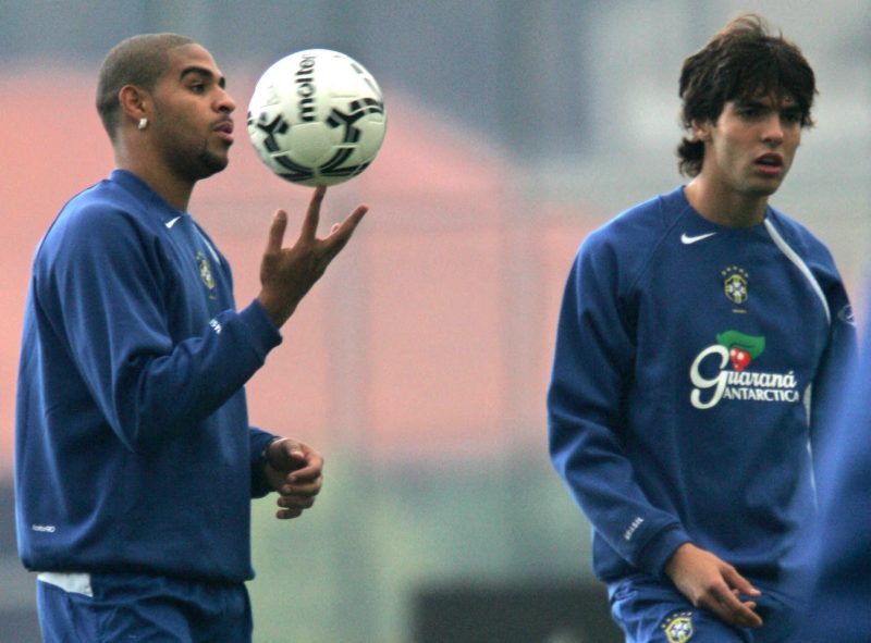 Adriano ao lado de Kak&aacute; em treino da Sele&ccedil;&atilde;o Brasileira em 2004 – Foto: ANTONIO SCORZA / AFP / ND