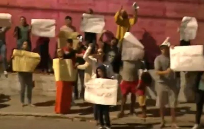 Moradores realizaram manifesta&ccedil;&atilde;o no final da tarde desta quarta-feira (13) – Foto: NDTV/ Reprodu&ccedil;&atilde;o/ ND