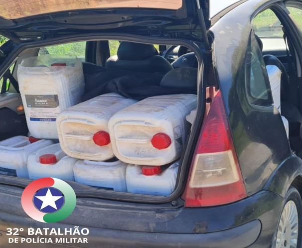 Policiais militares e rodoviários realizaram a abordagem do veículo e encontraram os agrotóxicos no porta-malas