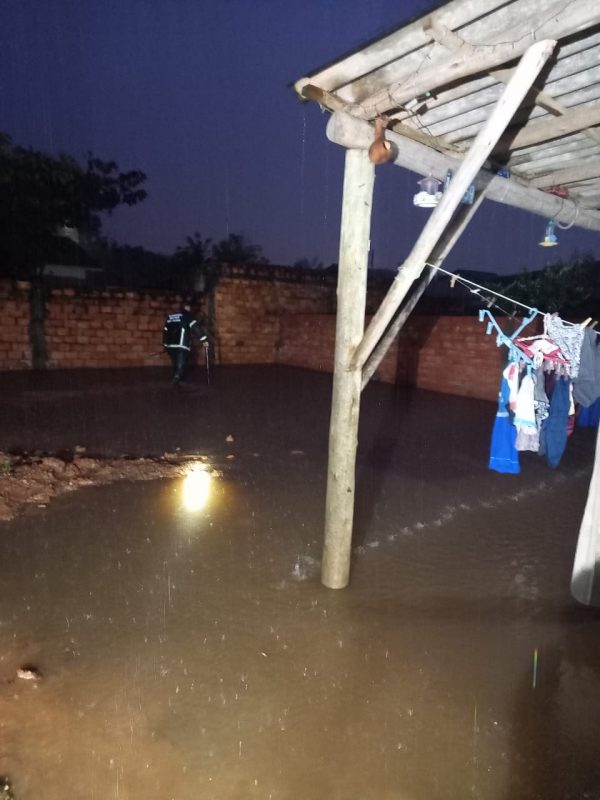Ocorr&ecirc;ncia aconteceu por conta da chuva forte das &uacute;ltimas horas – Foto: Corpo de Bombeiros