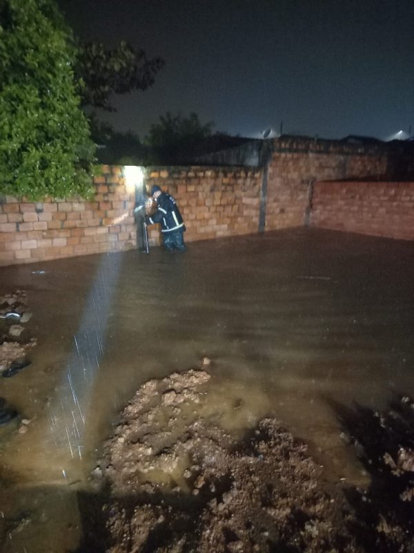 Bombeiros foram acionados pela Defesa Civil pra realizar abertura no muro – Foto: Corpo de Bombeiros