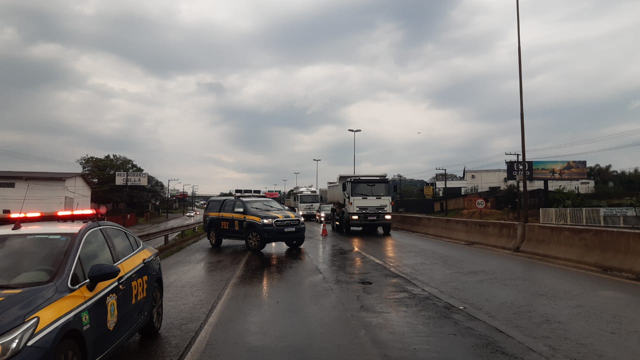 Com a carreta na pista se formaram filas na rodovia e outros dois acidentes foram registrados. Um caminhão colidiu na mureta e um motociclista caiu.  - Alexandre Madoglio/Reprodução/ND