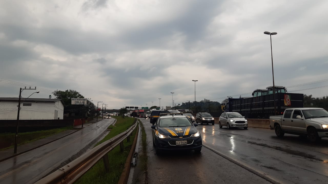 Uma carreta ficou atravessada na BR-480 no acesso à Chapecó, no Oeste de Santa Catarina. O incidente foi no início da manhã desta segunda-feira (4). No momento chovia no local.  - Alexandre Madoglio/Reprodução/ND